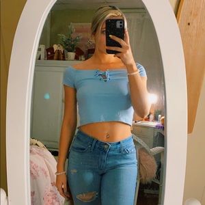 ME-TO-WE off the shoulder crop top🌟